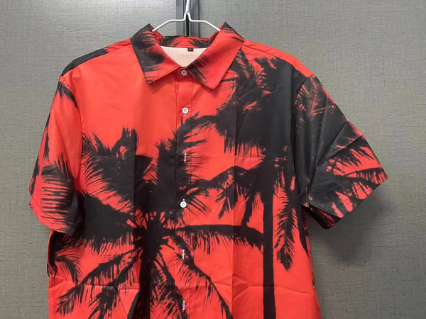 Rood overhemd met zwarte palmboomprint, korte mouwen, hangend aan een hanger. Perfect voor zomerse casual outfits en strandmode.