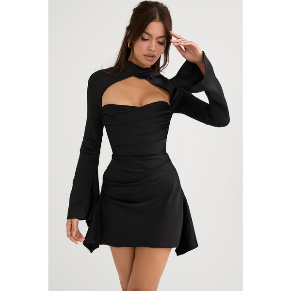 Vrouw in elegante zwarte jurk met lange mouwen en asymmetrische halslijn, modieuze avondkleding, trendy damesmode.