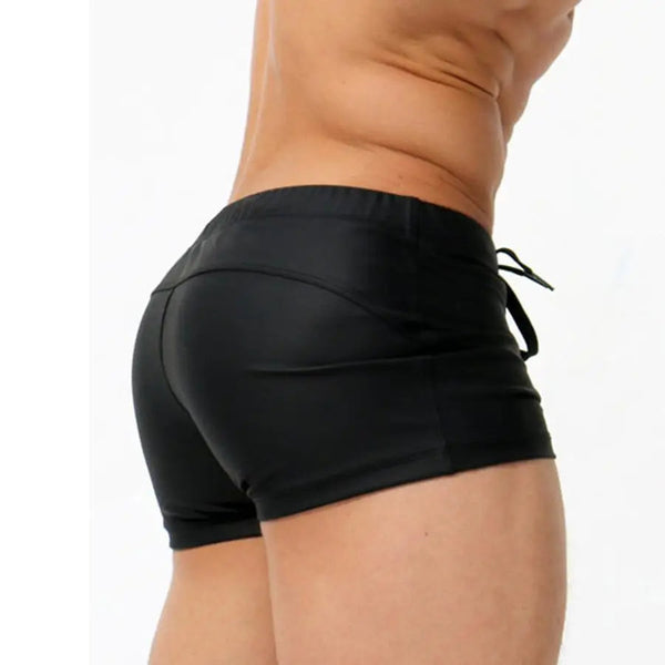 Zwarte heren zwemshorts, strak en stijlvol, ideaal voor strand en zwembad. Comfortabele pasvorm, sneldrogend materiaal. Perfect voor zomerse activiteiten.