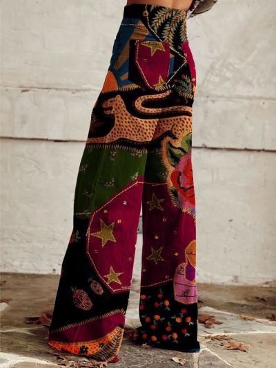 Gekleurde wijde broek met abstracte patronen, sterren en dierenprint, perfect voor bohemian mode en festivaloutfits. Trendy dameskleding.