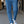 Blauwe damesbroek met rechte pijpen, gedragen met witte sneakers. Modieuze casual outfit voor dagelijks gebruik. Comfortabele en stijlvolle damesmode.