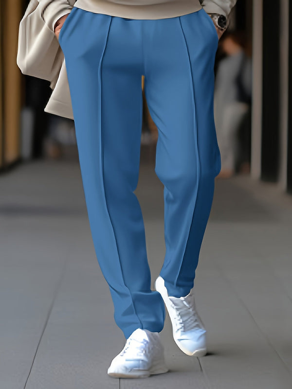 Blauwe damesbroek met rechte pijpen, gedragen met witte sneakers. Modieuze casual outfit voor dagelijks gebruik. Comfortabele en stijlvolle damesmode.