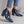 Blauwe dames enkellaarsjes met slangenprint en blokhak, gedragen met jeans. Stijlvolle schoenen voor modebewuste vrouwen.