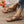 Bruine gevlochten sandalen voor dames, gedragen met jeans. Perfect voor zomermode en casual outfits. Comfortabele en stijlvolle open schoenen.