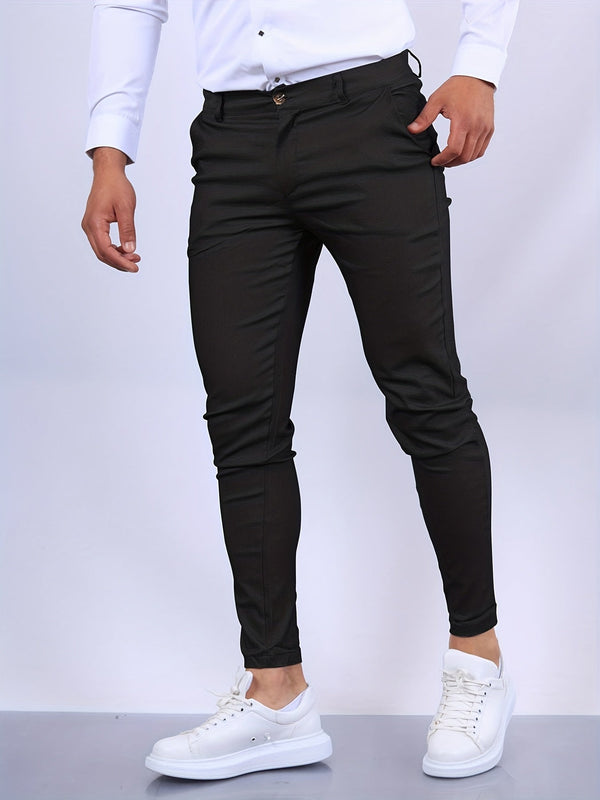 Man in zwarte slim-fit broek en witte sneakers, witte overhemd. Stijlvolle herenmode, casual outfit, moderne kledingstijl.