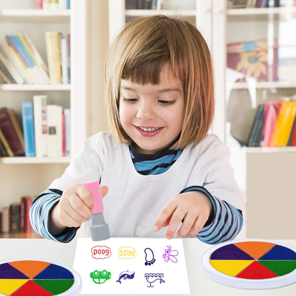 Kleuter speelt met kleurrijke stempelset in woonkamer. Educatief speelgoed, creativiteit, kindervermaak, stempelen, kleurherkenning.