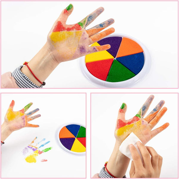 Hand met kleurrijke vingerverf en stempelkussen, regenboogkleuren, creatieve kunstactiviteiten, kindvriendelijk, wasbaar, veilig voor kinderen.