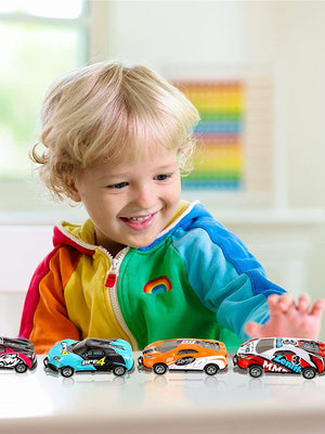 Kleuter speelt met kleurrijke speelgoedauto's op tafel, regenboogtrui, glimlachend, binnenomgeving, educatief speelgoed, kindergeluk.