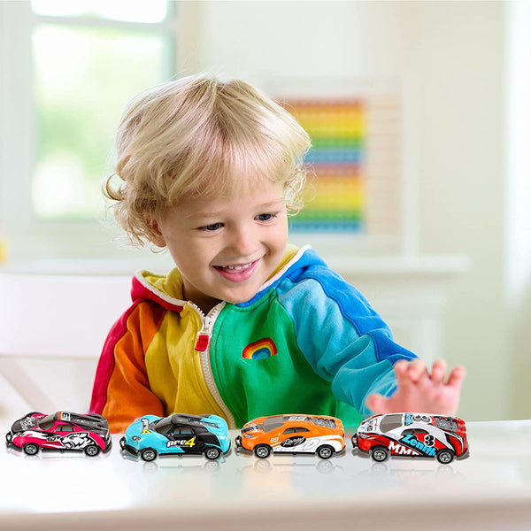 Kleuter speelt met kleurrijke speelgoedauto's op tafel, regenboogtrui, glimlachend, binnenomgeving, educatief speelgoed, kindergeluk.