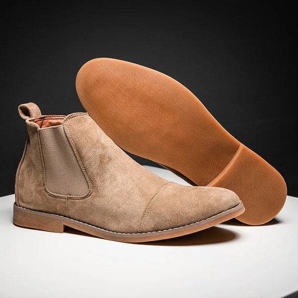 Beige suède Chelsea boots voor heren met elastische zijkanten en rubberen zool, stijlvolle herenschoenen, casual en formele mode.