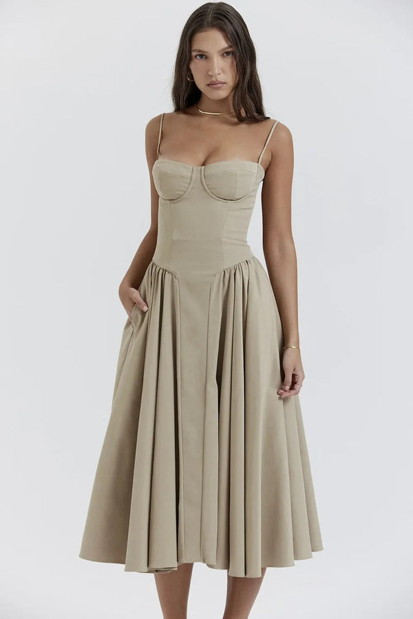 Beige midi jurk met spaghettibandjes en geplooide rok, elegant en stijlvol voor zomerse gelegenheden. Perfecte pasvorm en tijdloos design.