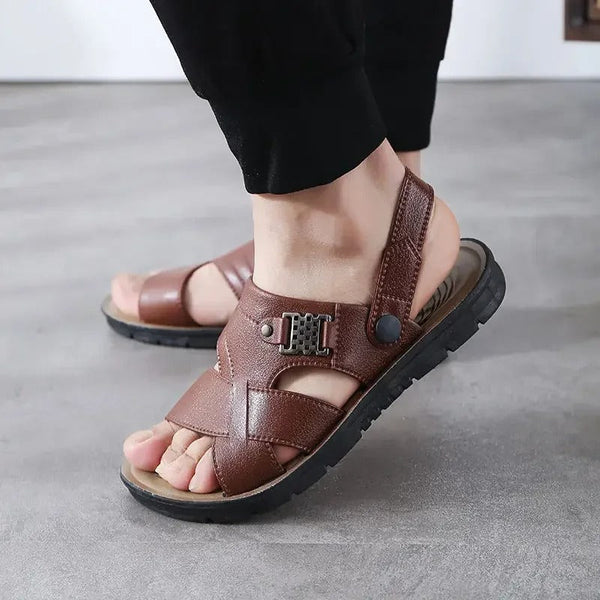 Bruine leren herensandalen met verstelbare gesp en stevige rubberen zool, ideaal voor casual zomeroutfits en comfortabel dagelijks gebruik.