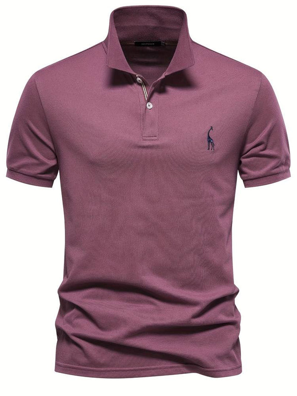 Paarse polo met korte mouwen, klassieke kraag en knoopsluiting, voorzien van geborduurd logo. Stijlvolle herenkleding, casual en elegant.