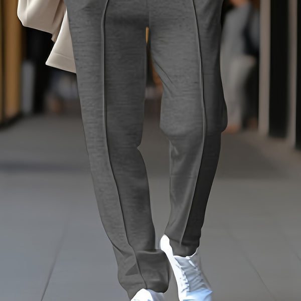Grijze joggingbroek met witte sneakers, casual mode, comfortabele streetwear, moderne stijl, stedelijke outfit, trendy herenkleding.