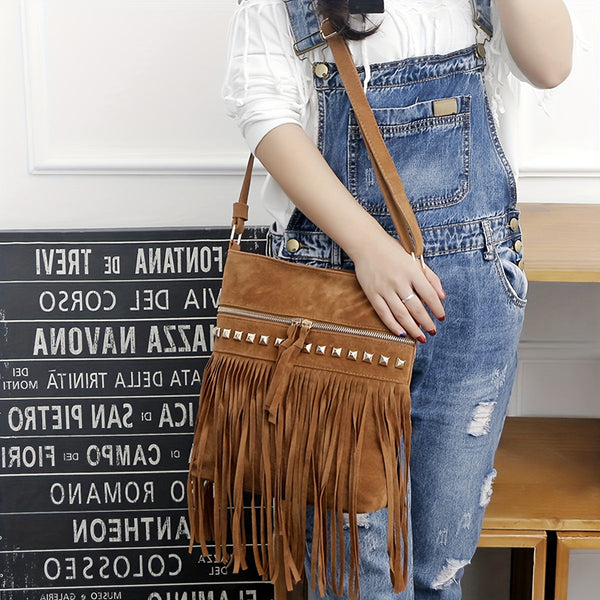 Vrouw met bruine suède schoudertas met franjes en studs, casual denim overall, witte blouse. Modieuze boho-stijl accessoire, trendy damestas.