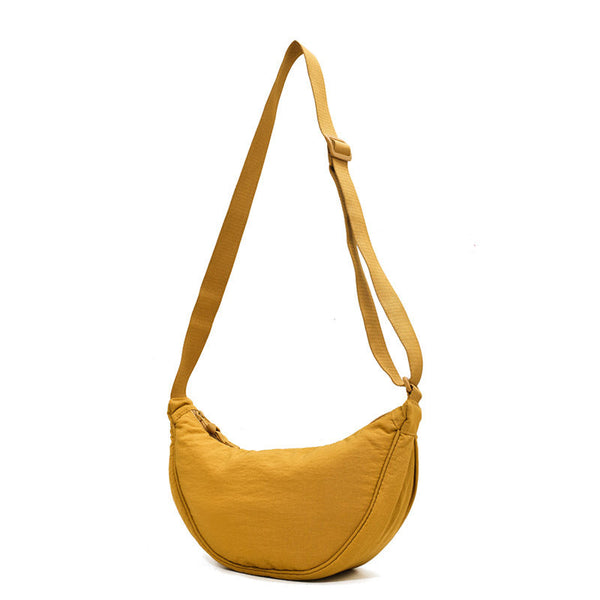 Mosterdgele schoudertas met verstelbare riem, halvemaanvormig ontwerp. Ideaal voor dagelijks gebruik. Trendy accessoire voor dames.
