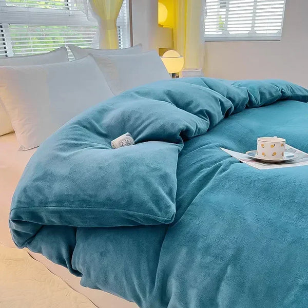 Blauwe flanellen dekbedovertrek op bed met witte kussens, kopje koffie op dienblad, moderne slaapkamer, natuurlijk licht door ramen.