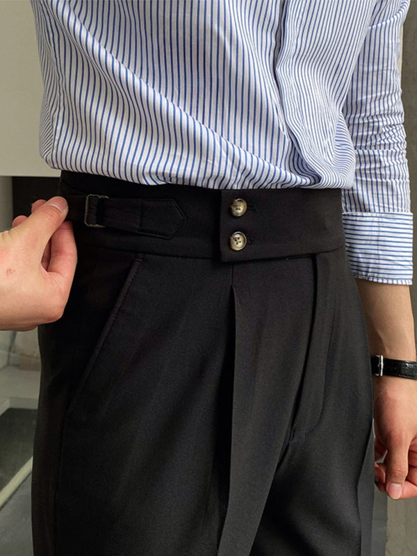 Man in gestreept overhemd en zwarte broek met hoge taille en dubbele knoopsluiting, stijlvolle zakelijke kleding, close-up van modeaccessoires.