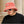 Man met roze bucket hat en zonnebril, draagt een zwart T-shirt. Stijlvolle modeaccessoires, trendy look, stedelijke achtergrond.