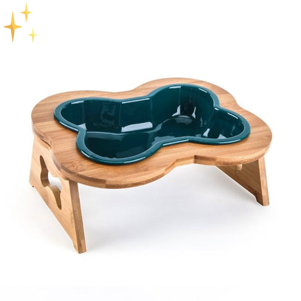 Houten hondenvoerbak in botvorm met groene keramische kom, verhoogd ontwerp voor comfortabel eten. Ideaal voor middelgrote tot grote honden.