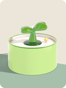 Groene plantenpot met decoratieve plant en paddenstoel, minimalistisch design, geschikt voor interieurdecoratie, modern en stijlvol.