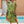 Vrouw in groene kaftan met abstract patroon, poseert bij zwembad. Zomermode, comfortabele strandkleding, trendy damesjurk.