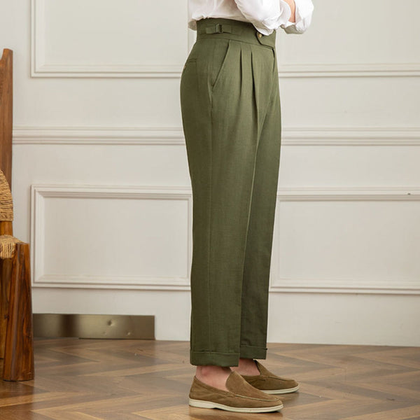 Olijfgroene herenbroek met hoge taille en plooien, gedragen door een model. Stijlvolle, klassieke look, perfect voor formele en casual gelegenheden.