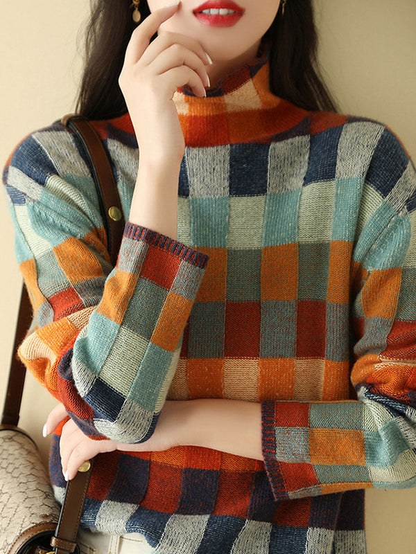 Vrouw in kleurrijke geruite trui met hoge kraag, draagt een schoudertas. Modieuze herfstkleding, casual stijl, warme tinten.