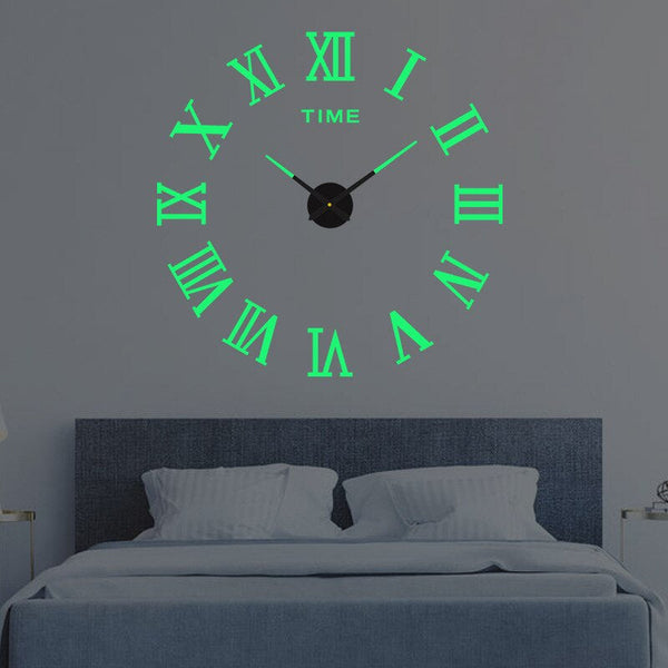 Grote, groene, zelfklevende 3D-muurklok met Romeinse cijfers boven een bed, ideaal voor moderne slaapkamerdecoratie en eenvoudige tijdweergave.