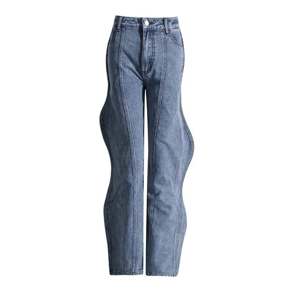 Blauwe damesjeans met golvende pijpen, hoge taille en opvallende stiksels. Trendy mode, unieke denimstijl, comfortabele pasvorm.