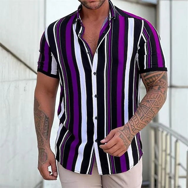Man in gestreept overhemd met paarse, zwarte en witte strepen, korte mouwen, tatoeages op armen, modieuze herenkleding, zomermode.