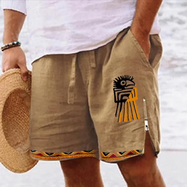 Man in beige linnen shorts met Azteekse print, strandhoed in hand, casual zomerkleding, strandmode, comfortabele herenkleding, boho-stijl.