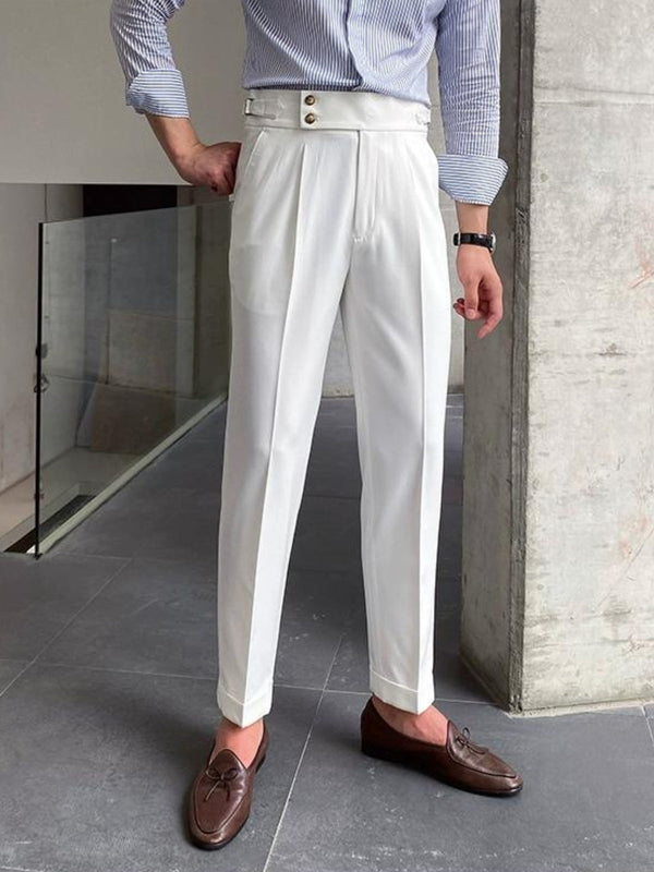 Stijlvolle witte herenbroek met hoge taille en dubbele knoopsluiting, gedragen met bruine loafers en een gestreept overhemd. Moderne herenmode.
