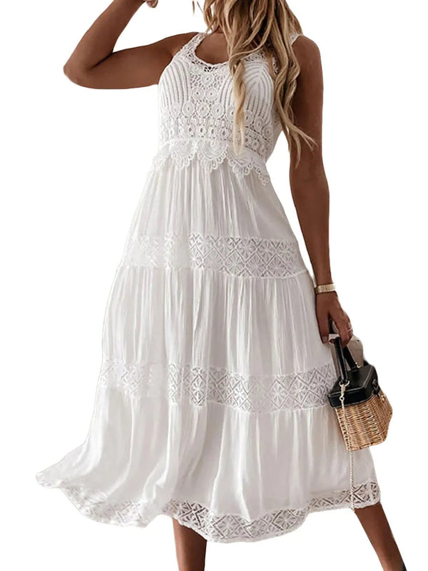 Vrouw in elegante witte zomerjurk met kantdetails, draagt een kleine rieten handtas. Perfect voor zomermode en stranduitjes.