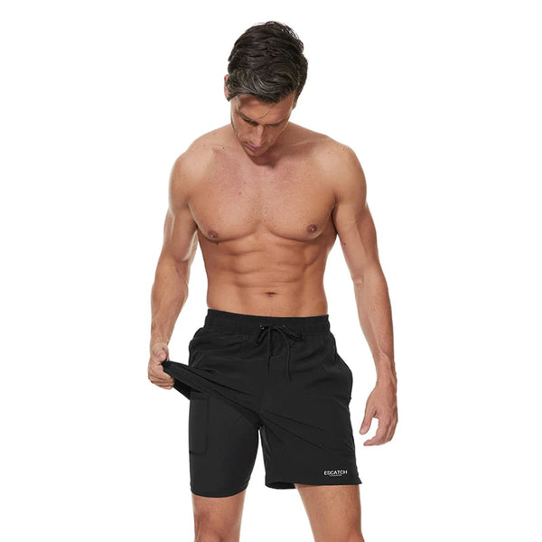 Man in zwarte sportshorts, toont rekbare stof. Fitnesskleding, ademend materiaal, geschikt voor training en casual dragen.