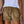 Vrouw draagt casual bruine linnen shorts met elastische taille en franjes, gecombineerd met een witte top. Perfect voor zomerse mode en comfort.