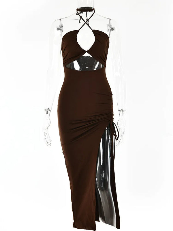 Bruine cut-out maxi jurk met halternek en hoge split, perfect voor avondkleding. Trendy en elegant ontwerp voor speciale gelegenheden.