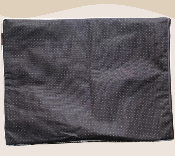 Zwarte gewatteerde hondenmat met antislip onderkant, ideaal voor huisdieren. Duurzaam, comfortabel en perfect voor hondenmanden of vloergebruik.