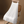 Witte geplooide rok op houten stoel, minimalistisch design, modetrend, elegante dameskleding, stijlvolle outfit, moderne modeaccessoire.