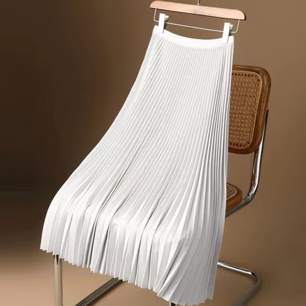 Witte geplooide rok op houten stoel, minimalistisch design, modetrend, elegante dameskleding, stijlvolle outfit, moderne modeaccessoire.