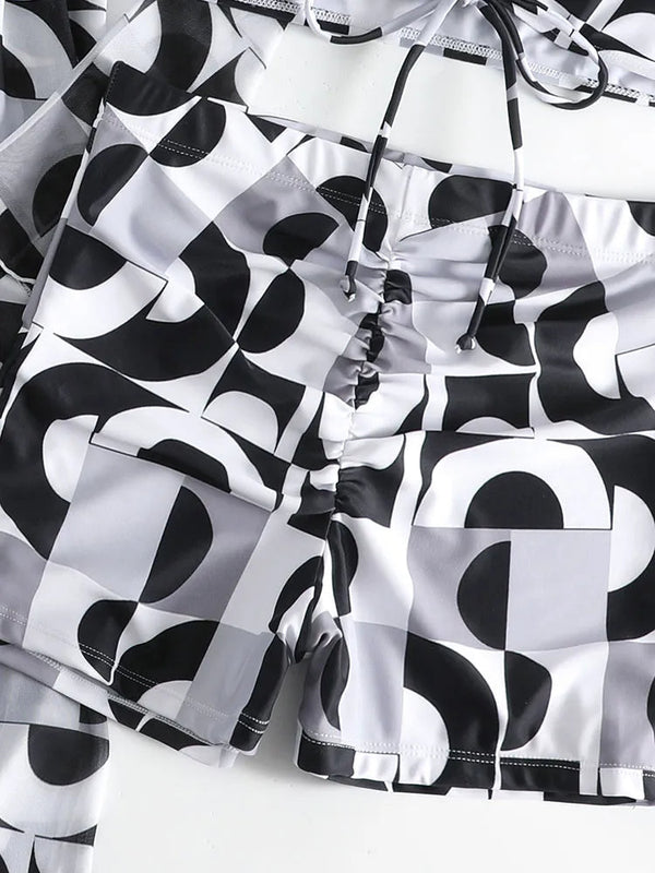 Zwart-witte geometrische zwembroek met abstract patroon, trekkoord en elastische tailleband. Moderne herenmode, strandkleding, zomerstijl.