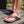 Bruine unisex teenslippers op houten vloer, comfortabel en stijlvol, ideaal voor zomerse dagen. Perfecte keuze voor casual strand- of buitenactiviteiten.