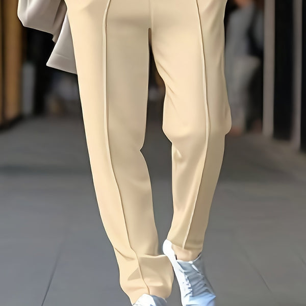 Beige damesbroek met scherpe vouw, gedragen met witte sneakers. Modieuze en stijlvolle outfit voor casual en zakelijke gelegenheden.