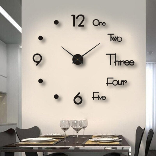 Wandklok met moderne cijfers in eetkamer, minimalistisch design, zwarte wijzers, decoratieve klok, interieurdecoratie, stijlvolle muurklok.