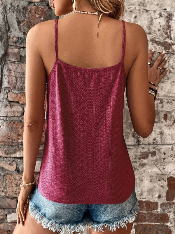 Vrouw in roze satijnen top en denim shorts voor bakstenen muur, zomermode, casual outfit, trendy dameskleding, rugaanzicht.