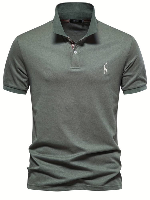 Groene polo met korte mouwen, opstaande kraag en geborduurd logo. Stijlvolle herenkleding, casual en elegant, perfect voor dagelijks gebruik.