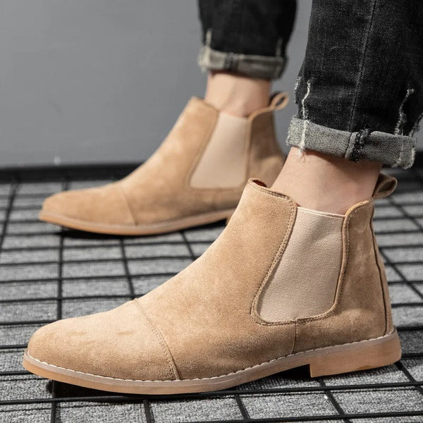Beige suède Chelsea boots voor heren, stijlvolle enkellaarzen met elastische zijkanten, casual en modieus, perfect voor dagelijks gebruik.