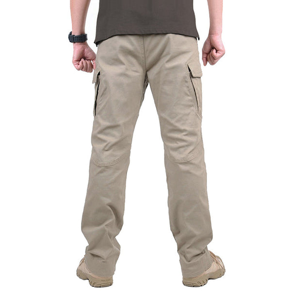 Beige cargobroek voor heren, achteraanzicht. Ideaal voor outdooractiviteiten. Duurzaam materiaal met meerdere zakken. Comfortabele pasvorm.