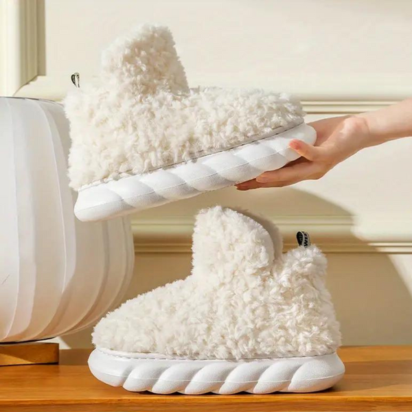 Witte pluche pantoffels met dikke gewatteerde zolen, perfect voor wintercomfort. Ideaal voor warme voeten thuis. Stijlvol en knus ontwerp.