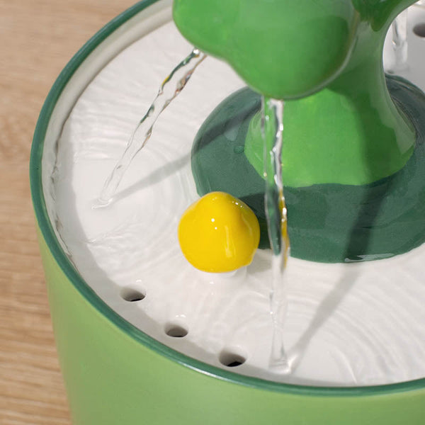 Groene keramische kattenfontein met stromend water en gele bal, ideaal voor huisdieren. Stijlvol en functioneel ontwerp voor hydratatie van katten.